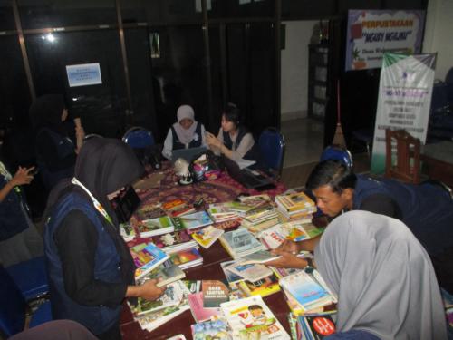 Proses pendataan buku oleh Kelompok 180